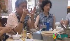洪金宝与爱妻游泰国 与家人一同吃饭聊天幸福满满