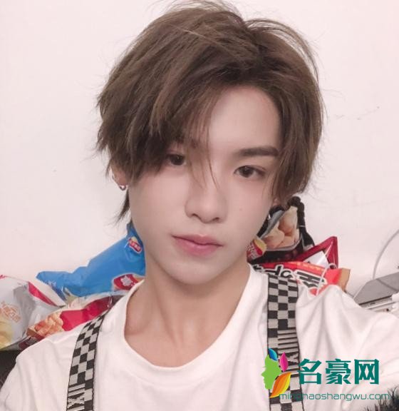 黄明昊