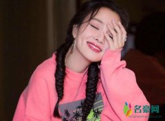 李小璐与母亲接甜馨放学 63岁的母亲颜值爆表