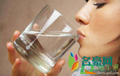 一次喝3.2L水致水中毒怎么回事 一天喝多少水比较合