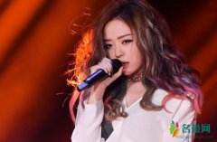 张靓颖被吓到笑场 网友直呼女神唱歌太投入
