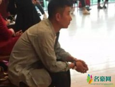 文章陪女儿训练 目不转睛盯着女儿颇有一种严父的
