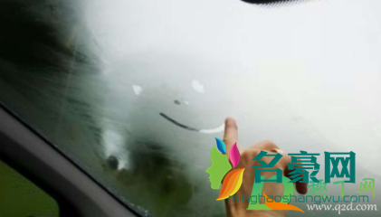 夏天下雨车窗里面起雾怎么解决1