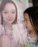 李小璐母女穿睡衣出镜 二人玩仙女下凡逗趣十足