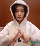 李沁跳手势舞 面对镜头表情冷酷动作顺畅超帅气