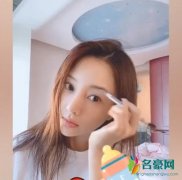 李小璐在线教化妆 网友：这是要变美妆博主的节奏