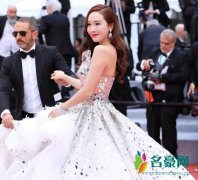 郑秀妍羽毛裙 红毯上尽显妩媚身姿