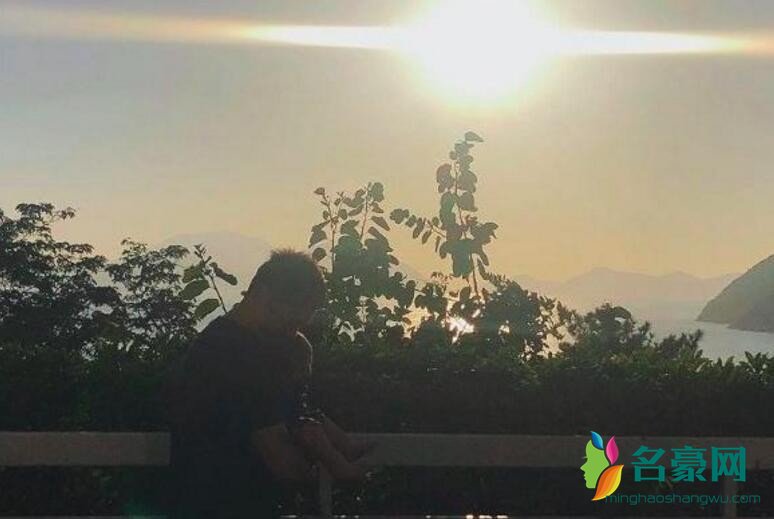 余文乐抱儿子看夕阳