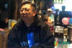 胡海泉现身丽江 他的现身也引来不少游客驻足拍照
