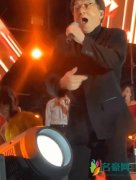 成龙演出遇小意外 被小武僧一脚踹到瞬间脸部扭曲