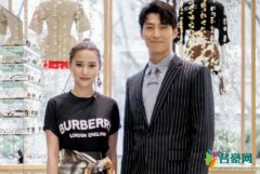 何超莲赞窦骁人品好 脸上笑容中透露着甜蜜和幸福