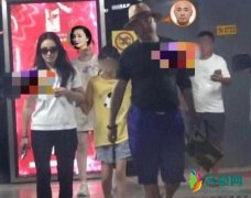 徐峥一家外出看电影 徐峥身材严重发福啤酒肚明显