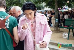 吴亦凡路边吹泡泡 身穿粉色外套的他一秒回到童年