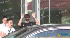 李现遭近百位粉丝追车 犹如丧尸一样场面太壮观