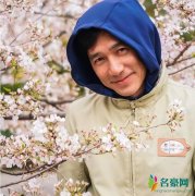 刘嘉玲给老公拍帅照 夫妻二人樱花树下秀恩爱