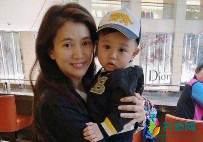 袁咏仪抱胡杏儿孩子