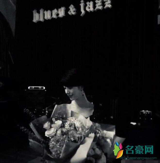李亚鹏女友美照