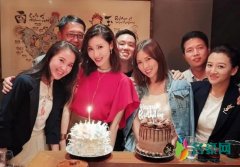 李嘉欣庆49岁生日 与老公甜蜜合影羡煞旁人