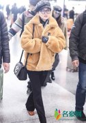 张韶涵现身机场 戴贝雷帽圆框眼镜文艺范满满