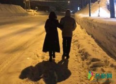 梁朝伟罕见秀恩爱 路灯下的身影显得格外温馨与浪