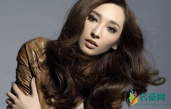 吴佩慈女儿背名牌包 小小的包包就要12万新台币