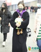 王丽坤怀抱玩偶 戴口罩扎丸子头难掩好心情