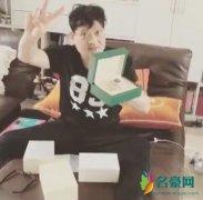王嘉尔为爸爸庆生 王嘉尔爸爸一脸骄傲幸福的表情