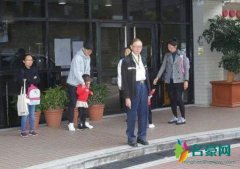 刘恺威接小糯米被拍 刘恺威上车后友善地挥手道别