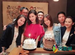 李嘉欣庆49岁生日 与老公合影微微一笑很倾城