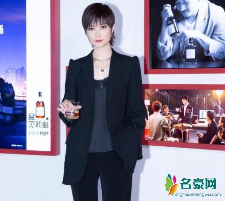 李宇春穿黑西服美又飒