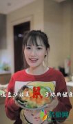 马蓉录视频送祝福 身穿红色卡通卫衣简单朴素大气