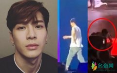 王嘉尔演唱会离场 扶着腰走在灯下躲了起来
