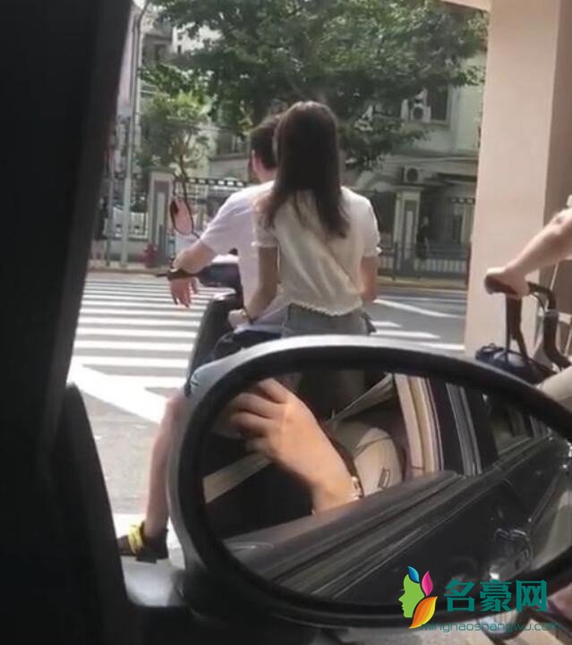 王思聪骑电动载美女