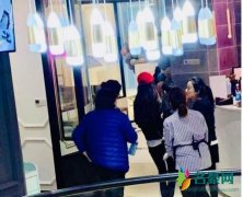 angelababy带小海绵吃饭 看来两人婆媳关系
