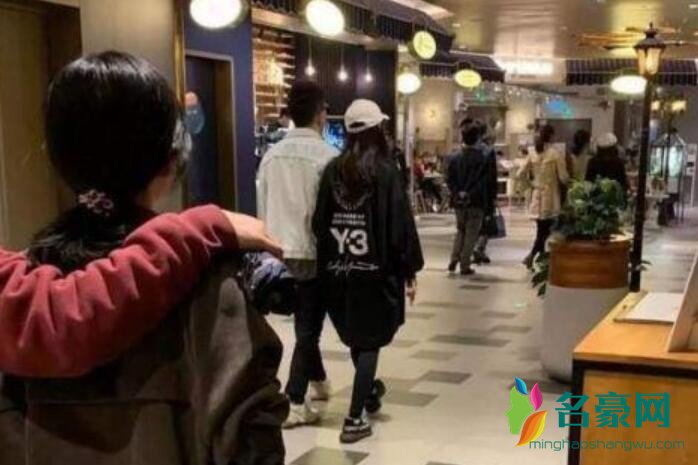 张馨予与老公逛街被拍