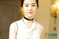 刘亦菲穿打底裤现机场 刘亦菲这一身打扮运动感十