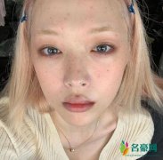 雪莉晒雀斑妆自拍 表情冷酷看着镜头引热议