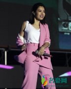 41岁徐怀钰轻松唱跳 身材粉红职业装尽显完美身材