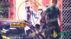 唐嫣孕肚隆起明显 下台阶十分小心翼翼引猜疑