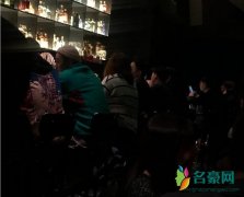 蒋劲夫酒吧被偶遇 心情大好与朋友相谈甚欢