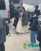 迪丽热巴礼服配拖鞋 网友：竟有种高级视觉感