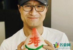 章子怡为汪峰庆生 汪峰捧着寿桃笑容十分灿烂