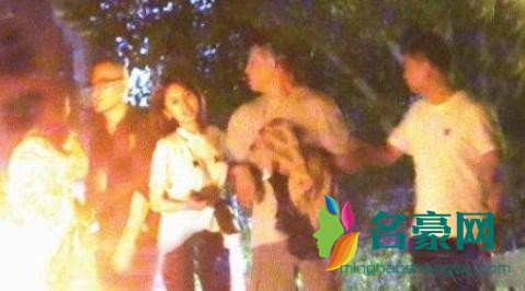 王子文手挽男子夜游