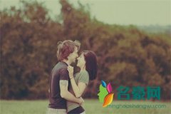 爱情是平等的，不要为了你更爱他一点，来降低你的