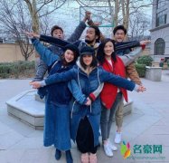 张歆艺产后拍合影 袁弘张开手臂端庄小跑逗趣十足