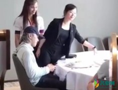 周星驰吃饭被偶遇 如今57岁的他精神状态如何？