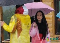 向佐郭碧婷录制节目 雨中大笑自拍秒变女神经