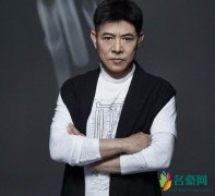 李连杰晒健硕肌肉写真 一头乌黑头发宣告回归
