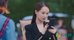 杨紫总裁造型 配以墨镜豪车酷范儿十足