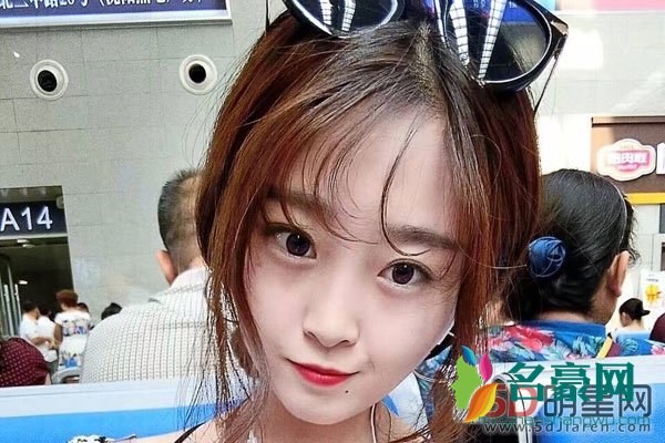 兔子牙兔小牙真名档案 她唱的沙漠骆驼看得出还是很吃力